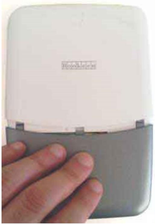 BOOKEEN CYBOOK OPUS - Accéder à la batterie et au bouton de réinitialisation (Reset) - 1