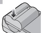 PANALOGIC DMC-FZ8 - Insérez les bornes de la batterie et fixez la batterie sur le chargeur. - 2