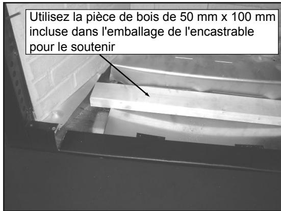 QUADRA FIRE MTVIAE-CE-PMH - Retrait de la base métallique d'une chambre de construction construite en usine - 3
