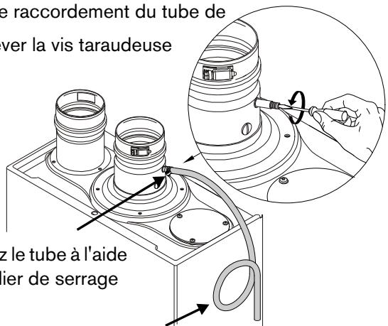 PROTANKLESS 635ES - Fixation du tube de purge de condensat externe (fourni avec le chauffe-eau) sur la bague du conduit d'évacuation - 1