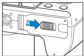 SAMSUNG WB2100 - Akku und Speicherkarte einsetzen - 5