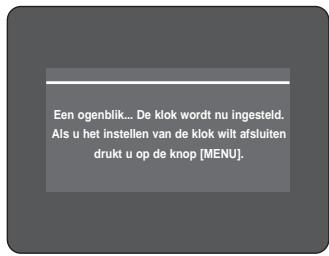 Een ogenblik... De klok wordt nu ingesteld. Als u het instellen van de klok wilt afsluiten drukt u op de knop [MENU].