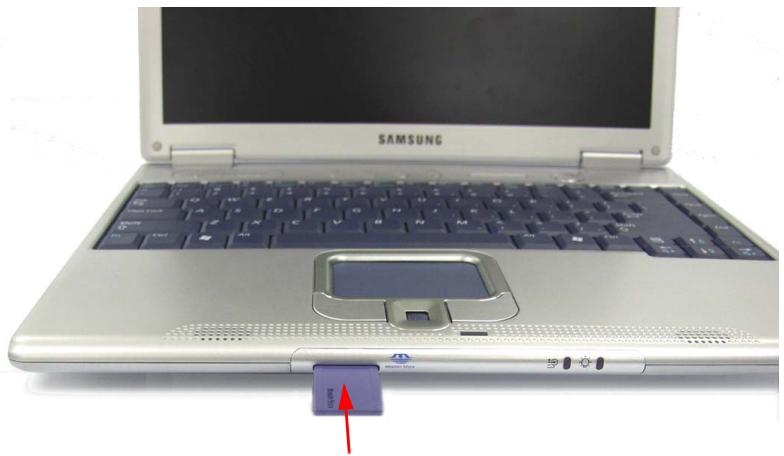 SAMSUNG NX10RP0A3J - Insertion du Memory Stick - 2