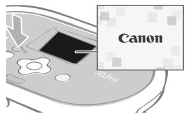 CANON SELPHY CP770 - Drücken und halten Sie gedrückt, bis das Startbild auf dem LCD-Monitor angezeigt wird. - 2