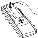 ALPINE TMI-M990 - Ouverture du couvercle des piles. - 1