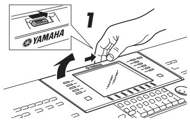 YAMAHA TYROS5 - Debloquez le verrou situé à l'arrière du panneau. - 1