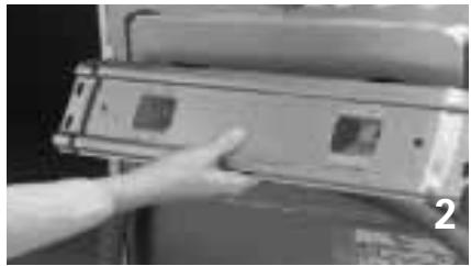 WHIRLPOOL AWE 7626 - Retrait du bridage de transport - 4