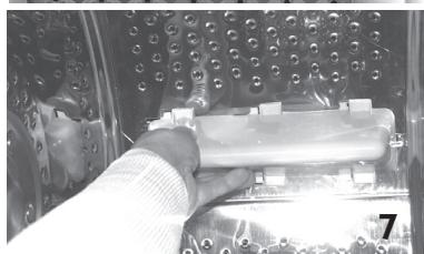 WHIRLPOOL AWE 8779 GG - Récupération d'un objet tombé entre le tambour et la cuve - 4