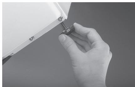 WHIRLPOOL AWE 8779 GG - Assurez-vous que les pieds reposent correctement sur le sol et que la machine est bien horizontally et stable (servez-vous d'un niveau à bulles). - 2