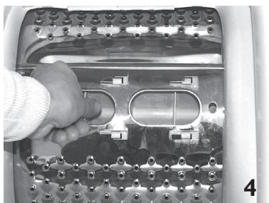 WHIRLPOOL AWE 8779 GG - Récupération d'un objet tombé entre le tambour et la cuve - 3