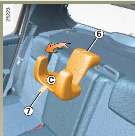 RENAULT CLIO 3 - Montage de l'adaptateur 1 - 1