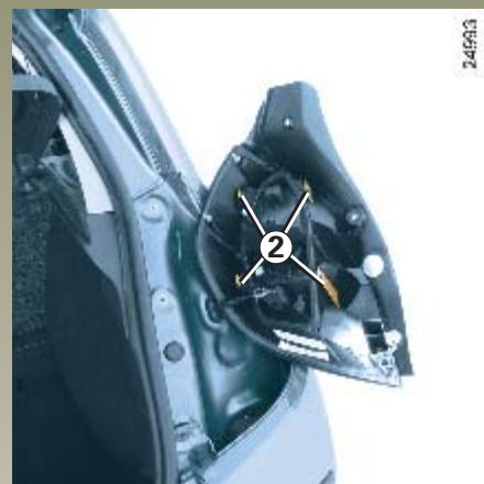 RENAULT CLIO 3 - FEUX ARRIÈRE : remplacement des lampes - 2