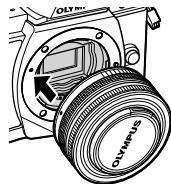 OLYMPUS OM-D E-M10 - Montez un objectif sur l'appareil photo. - 3