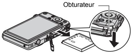 CASIO EXILIM 12.1 - Ouvrez le couvercle de batterie et retirez la batterie actuelle. - 1