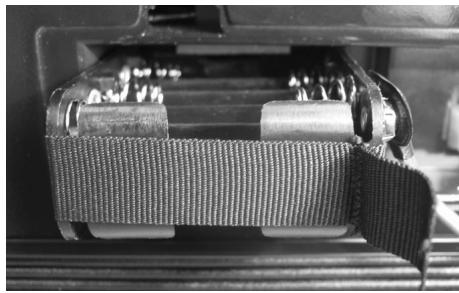 ROLAND FR-3X BK - Installer et extraire des piles - 4