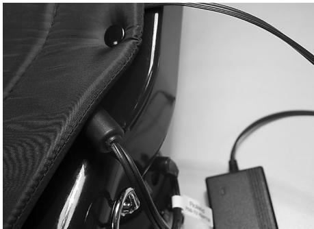 ROLAND FR-3X BK - Remettez le coussin en place en veillant à bloquer le câble de l'adaptateur et/ou MIDI. - 2