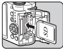 PENTAX QS1 - Introduisez la carte à fond avec l'étiquette de la carte mémoire orientée du côté de l'écran. - 1