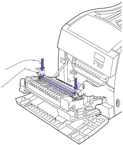 LEXMARK OPTRA C710 - Retirez le rouleau de transfert du carter avant. - 1