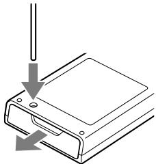 SONY FMP X5 - Replacing the battery of the remote control - 1