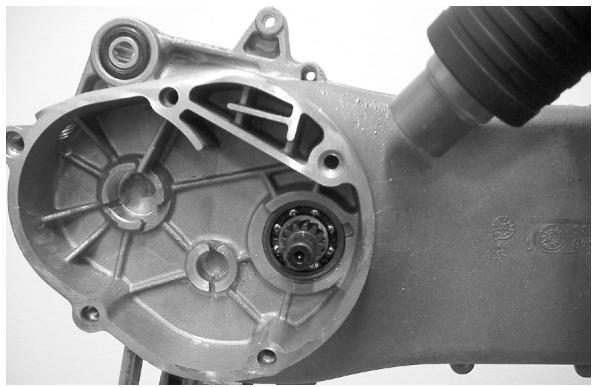 PIAGGIO LIBERTY - Removing the driven pulley shaft bearing - 2