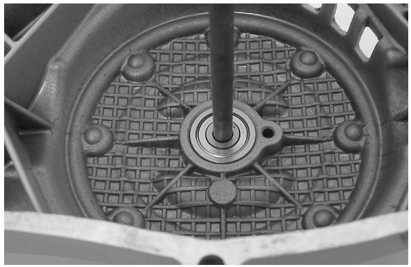PIAGGIO LIBERTY - Removing the driven pulley shaft bearing - 1