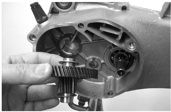 PIAGGIO LIBERTY - Removing the hub cover - 2