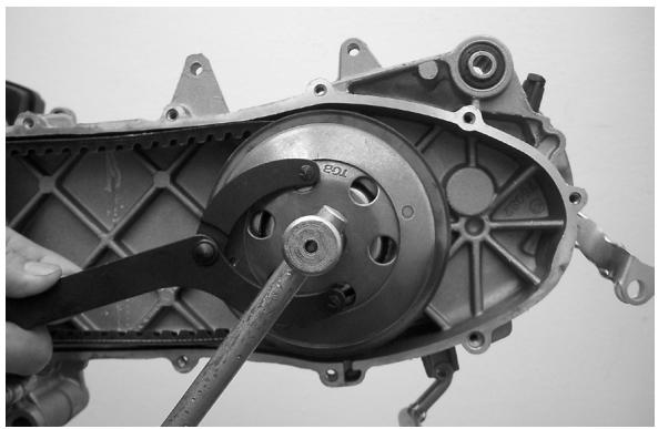 PIAGGIO LIBERTY - Removing the driven pulley - 1