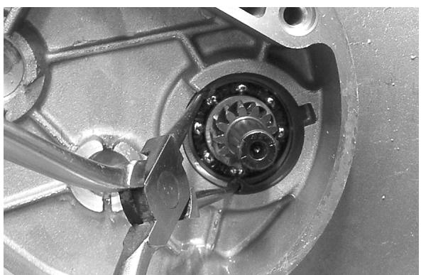 PIAGGIO LIBERTY - Removing the driven pulley shaft bearing - 1