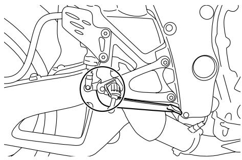 YAMAHA YZF-R1 - Contrôle et lubrification de la pédale de frein et du sélecteur - 1