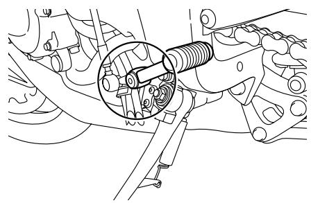 YAMAHA YZF-R1 - Contrôle et lubrification de la pédale de frein et du sélecteur - 2
