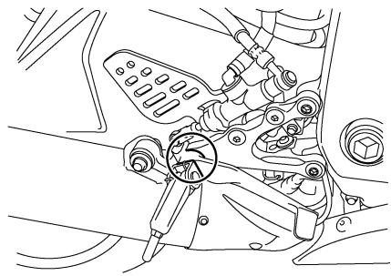 YAMAHA YZF-R6-2009 - Contrôle et lubrification de la poignée et du cable des gaz - 1