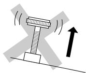 YAMAHA SV-250 - Assurez-vous systématiquement que le chevalet soit bien droit, que vous vous apprettiez à jourer l'instrument ou à le ranger. (cf. figure page 11) - 4