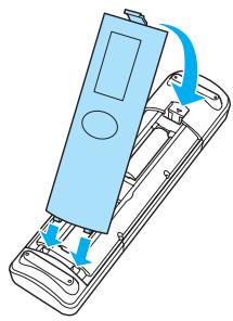 EPSON EH-TW6100 - Retirez le couvercle du compartiment à piles. - 3