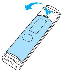 EPSON EH-TW6100 - Retirez le couvercle du compartiment à piles. - 1