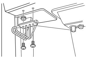 YAMAHA CVP-609/605 - Fixez le crochet de suspension du casque. - 1