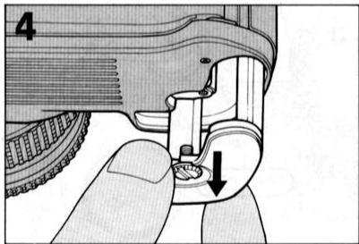 NIKON F-801S - MISE EN PLACE DES PILES - 2