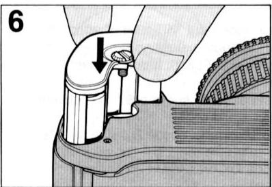 NIKON F-801S - MISE EN PLACE DES PILES - 4