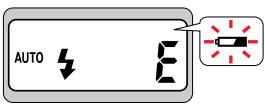 NIKON LITE TOUCH ZOOM 100ED-QD - Überprüfen Sie die Anzeige für schwache Batterie (▶) im LC-Display. - 1