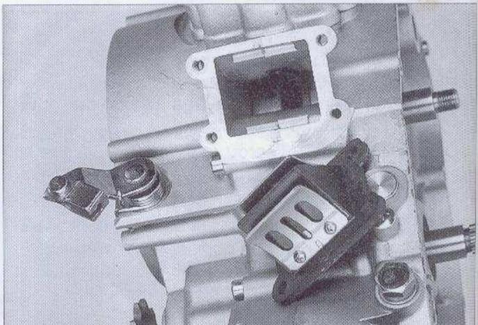 PEUGEOT XP6 SUPERMOTARD - DEPOSE DE LA PIPE D'ADMISSION ET DU CLAPET - 4