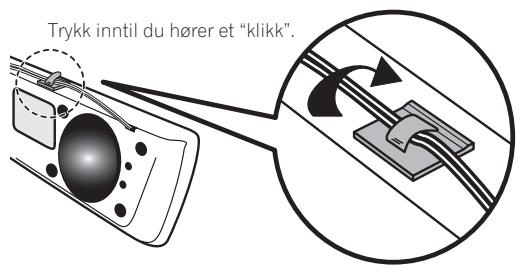 PIONEER HTP-SLH500 - Fest de medfolgende kabelklemmene til enhetens overside som vist i illustrasjonen og samle kablene her. - 1