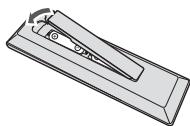 PIONEER X-SMC00BT - Einlagen der Batterien in die Fernbedienung - 2