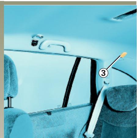 RENAULT LAGUNA 2 - Pose du filet de séparation derrière les sièges avant - 2
