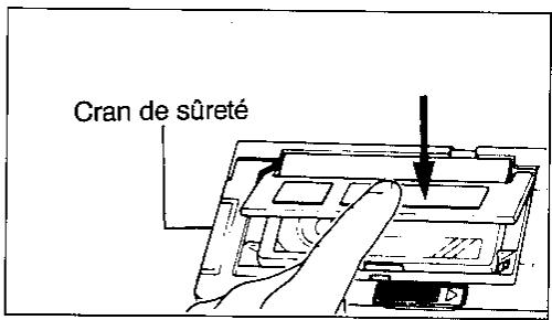SHARP VL-C780S - Mise en place d'une cassette compacte dans l'adaptateur - 3
