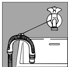 HOTPOINT AT 104 - Connecting the drain hose - 3