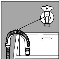 HOTPOINT AT 104 - Conexión del tubo de descarga - 3