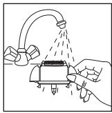 CALOR EP 7210 - N'utilisez jamais la brosse pour nettoyer la micro-grille (15). - 2