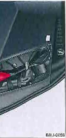 AUDI Q3 2011 - Trousse de secours - 1