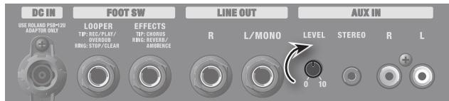 ROLAND AC-33 - Ajuste o botão AUX IN [LEVEL] para 5 (centro). - 1