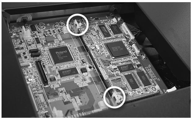 ROLAND FANTOM G7 - Retrait d'une carte d'extension - 1