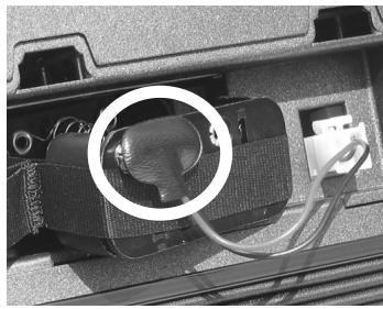 ROLAND FR-2 - Installer et extraire des piles - 4
